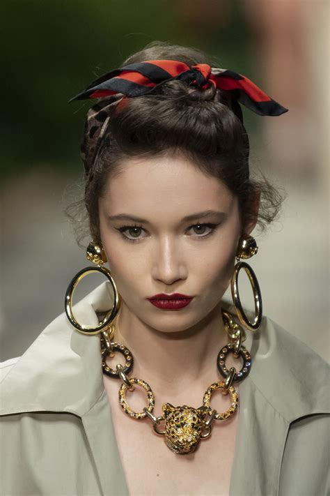 dolce gabbana necklace runway|dolce and gabbana female models.